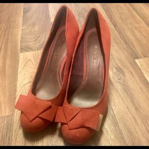 NWOT Marco Tozzi heels with cute bow!